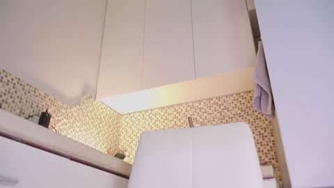 Snapshot of aveksmr chatting on 10-29-25, 04:09 Kate  online show from 10-29-25, 04:09