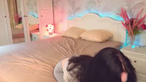 aveloria online show from 10-05-25, 05:44