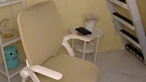 Snapshot of averageuncut1 chatting on 10-18-25, 04:04 Rhian online show from 10-18-25, 04:04