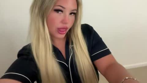Snapshot of averybabyyx chatting on 06-01-26, 08:05 ur gf online show from 06-01-26, 08:05