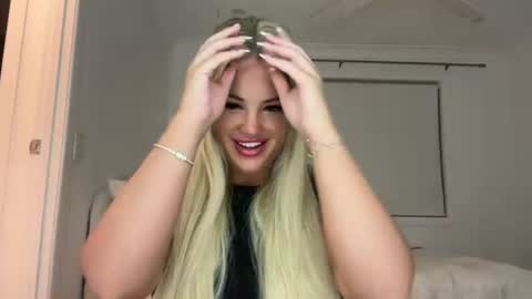 Snapshot of averybabyyx chatting on 06-08-26, 08:04 ur gf online show from 06-08-26, 08:04