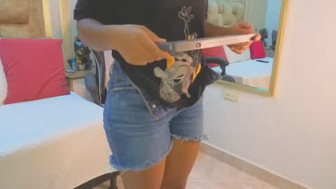 Snapshot of avis_lara chatting on 03-15-26, 07:09 AVIS online show from 03-15-26, 07:09