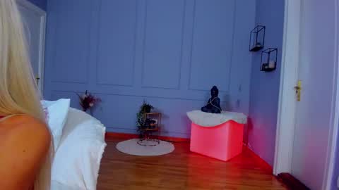 Ella online show from 03-25-26, 05:24