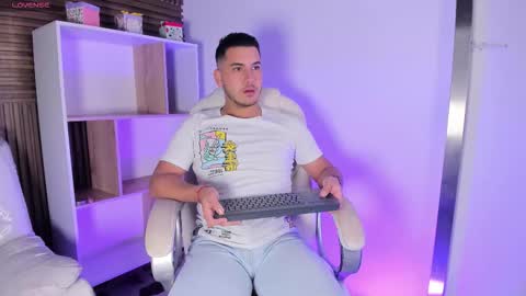 axel_grey_ online show from 10-17-25, 12:19