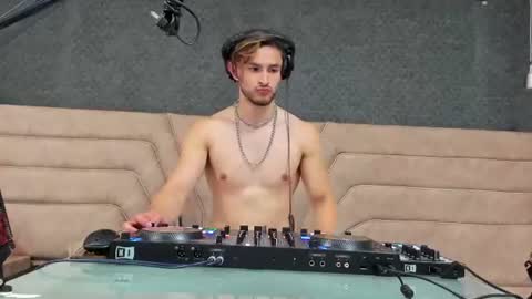 Axel  online show from 06-17-26, 01:34