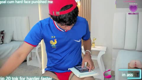 Snapshot of axel_ps chatting on 10-21-25, 04:24 Alex online show from 10-21-25, 04:24