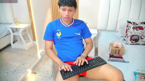 Snapshot of axel_ps chatting on 11-07-25, 04:01 Alex online show from 11-07-25, 04:01