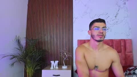 Axel  online show from 12-04-24, 08:23