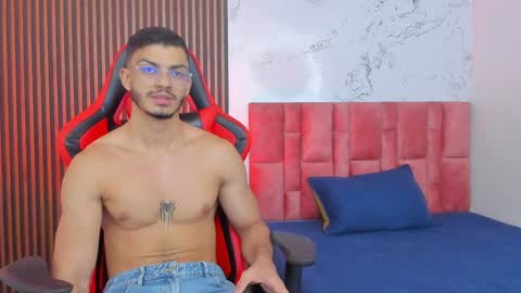 Axel  online show from 12-19-24, 03:51