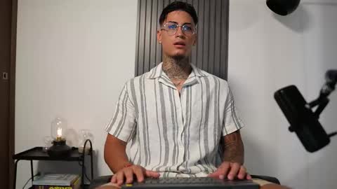 Agustin online show from 10-24-25, 08:16