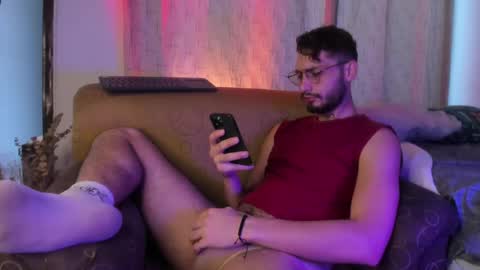 Snapshot of axelg_rose chatting on 01-27-25, 12:37 online show from 01-27-25, 12:37