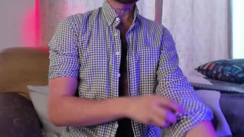 Snapshot of axelg_rose chatting on 01-27-25, 03:39 online show from 01-27-25, 03:39