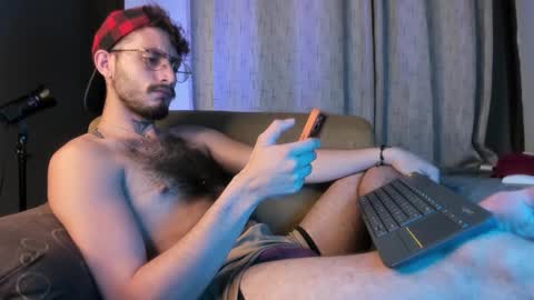 Snapshot of axelg_rose chatting on 02-11-25, 01:52 online show from 02-11-25, 01:52