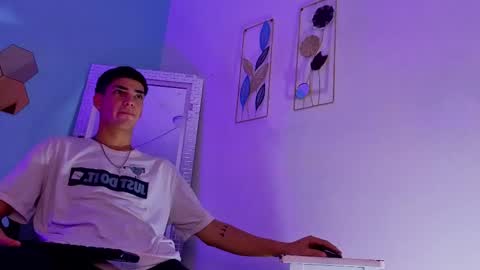 Snapshot of axelsavage11 chatting on 05-23-26, 01:04 AXEL online show from 05-23-26, 01:04