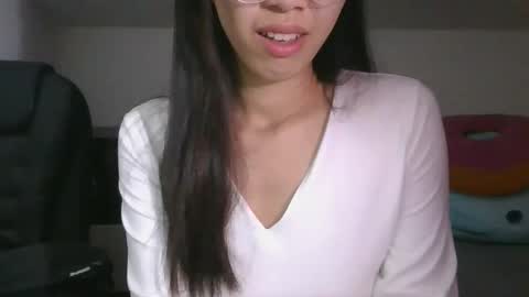 Snapshot of axuepetitt chatting on 05-13-26, 08:27 axue online show from 05-13-26, 08:27