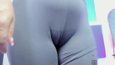 Snapshot of ayla13_ chatting on 10-24-25, 09:00 Alyda Jaramillo online show from 10-24-25, 09:00