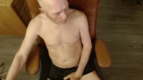 Snapshot of azmichael5 chatting on 02-26-25, 12:25 Mike online show from 02-26-25, 12:25