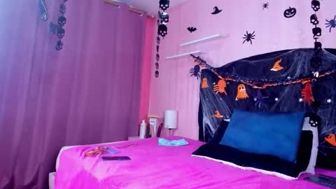 Snapshot of azul_moon chatting on 10-31-25, 04:02 azul_moon online show from 10-31-25, 04:02