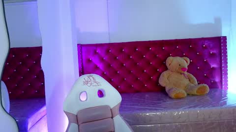 Snapshot of baby_nicols_m chatting on 03-25-26, 11:05 Nico online show from 03-25-26, 11:05