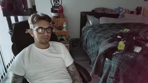Couple of Bad Rabbits online show from 06-01-26, 01:07