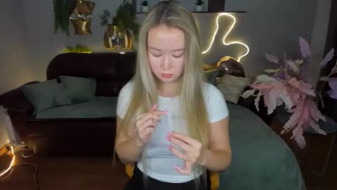 Snapshot of barbaramiles chatting on 10-24-25, 10:44 Barbara online show from 10-24-25, 10:44