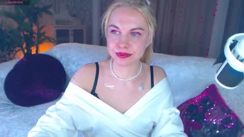 Snapshot of barbie_kiss1 chatting on 11-18-25, 06:40 barbie online show from 11-18-25, 06:40