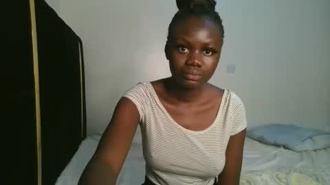 Snapshot of barbie_queen2 chatting on 09-15-25, 12:32 queen online show from 09-15-25, 12:32