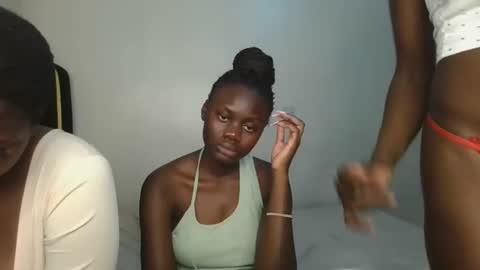 Snapshot of barbie_queen2 chatting on 09-25-25, 01:20 queen online show from 09-25-25, 01:20