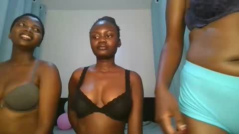 Snapshot of barbie_queen2 chatting on 10-01-25, 01:33 queen online show from 10-01-25, 01:33