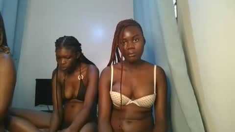 Snapshot of barbie_queen2 chatting on 11-25-25, 01:33 queen online show from 11-25-25, 01:33