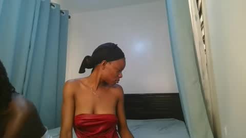 Snapshot of barbie_queen2 chatting on 03-29-26, 11:21 queen online show from 03-29-26, 11:21