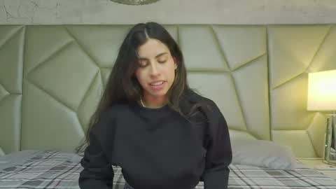 Snapshot of be_curiouss_ chatting on 12-16-25, 11:37 Helena Evan online show from 12-16-25, 11:37