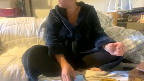 Snapshot of beachymilf chatting on 10-24-25, 04:14 BeachyMILF online show from 10-24-25, 04:14