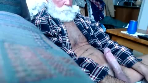 Snapshot of beardbushy chatting on 02-16-25, 06:54 beardbushy online show from 02-16-25, 06:54