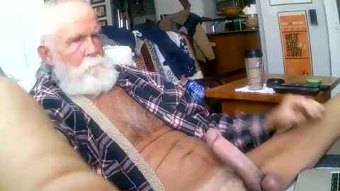 Snapshot of beardbushy chatting on 02-17-25, 04:15 beardbushy online show from 02-17-25, 04:15