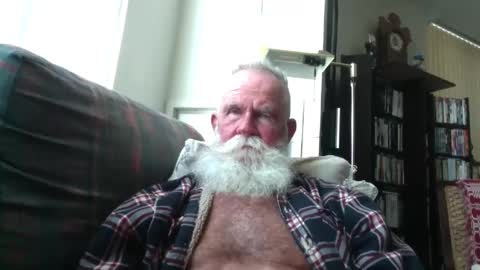 Snapshot of beardbushy chatting on 09-15-25, 04:40 beardbushy online show from 09-15-25, 04:40