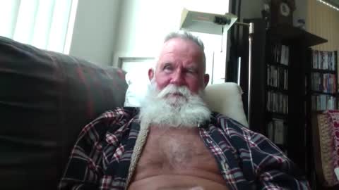Snapshot of beardbushy chatting on 09-19-25, 05:02 beardbushy online show from 09-19-25, 05:02