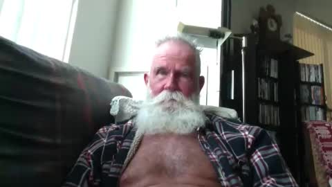 Snapshot of beardbushy chatting on 09-26-25, 05:28 beardbushy online show from 09-26-25, 05:28