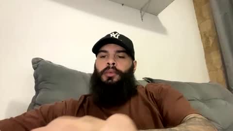 Snapshot of beardmax chatting on 05-12-26, 09:45 Min online show from 05-12-26, 09:45