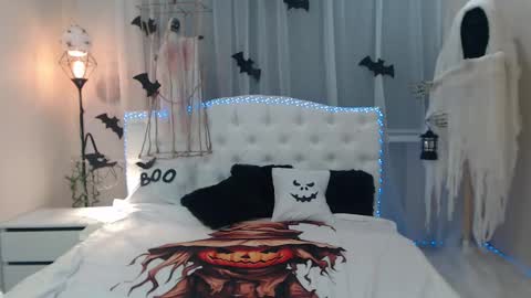 Snapshot of beataangel chatting on 10-13-25, 08:25 beataangel online show from 10-13-25, 08:25