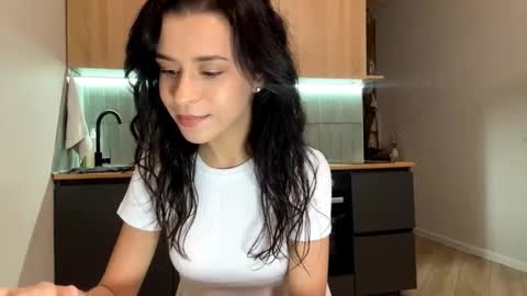 Snapshot of beatriceesmond chatting on 10-11-25, 08:51 Katie online show from 10-11-25, 08:51