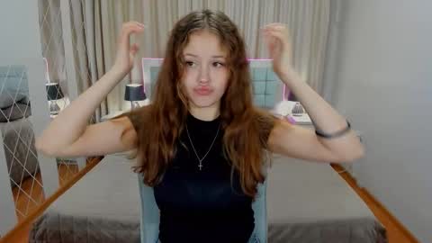 Snapshot of beatricewild chatting on 10-07-25, 11:07 BeatriceWild online show from 10-07-25, 11:07