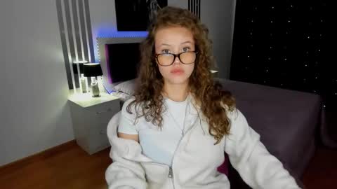 Snapshot of beatricewild chatting on 10-12-25, 10:58 BeatriceWild online show from 10-12-25, 10:58