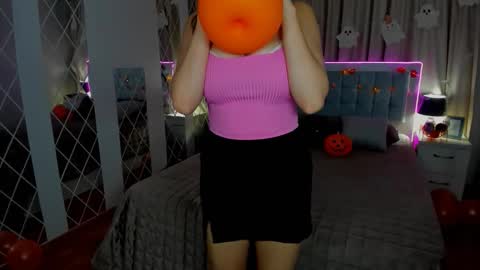 Snapshot of beatricewild chatting on 10-29-25, 11:23 BeatriceWild online show from 10-29-25, 11:23