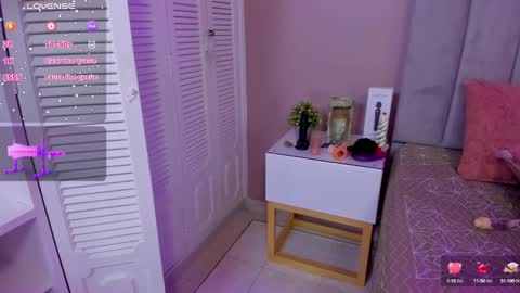 Snapshot of beauty_milf4 chatting on 01-09-25, 11:13 Chantall online show from 01-09-25, 11:13