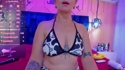 Snapshot of beauty_milf4 chatting on 01-12-25, 06:05 Chantall online show from 01-12-25, 06:05