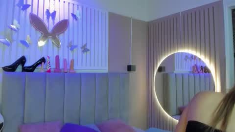 Snapshot of beauty_milf4 chatting on 02-11-26, 03:44 Chantall online show from 02-11-26, 03:44