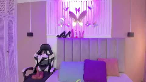 Snapshot of beauty_milf4 chatting on 02-24-26, 03:26 Chantall online show from 02-24-26, 03:26