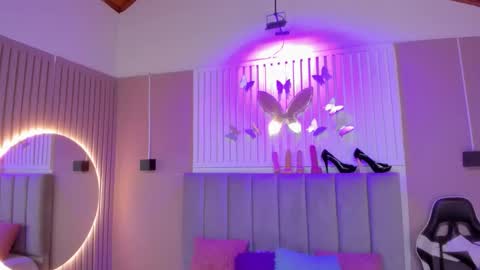 Snapshot of beauty_milf4 chatting on 03-01-26, 03:30 Chantall online show from 03-01-26, 03:30