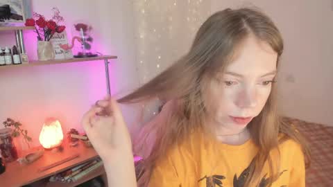 Snapshot of beautyeliise chatting on 04-06-26, 08:15 Eliise online show from 04-06-26, 08:15